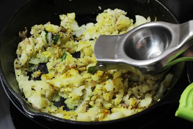 mashing mixture to make potato bonda recipe