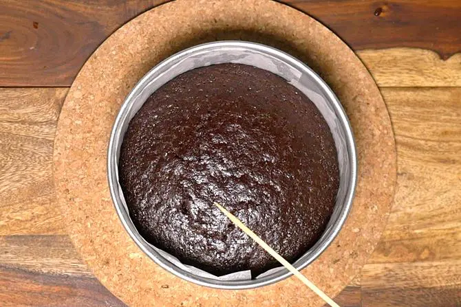 bake eggless chocolate cake in oven for 25 mins