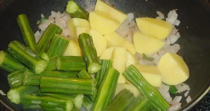 frying potatoes with drusmticks