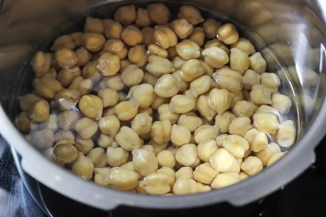 soaking kabuli channa to make dry chana 01