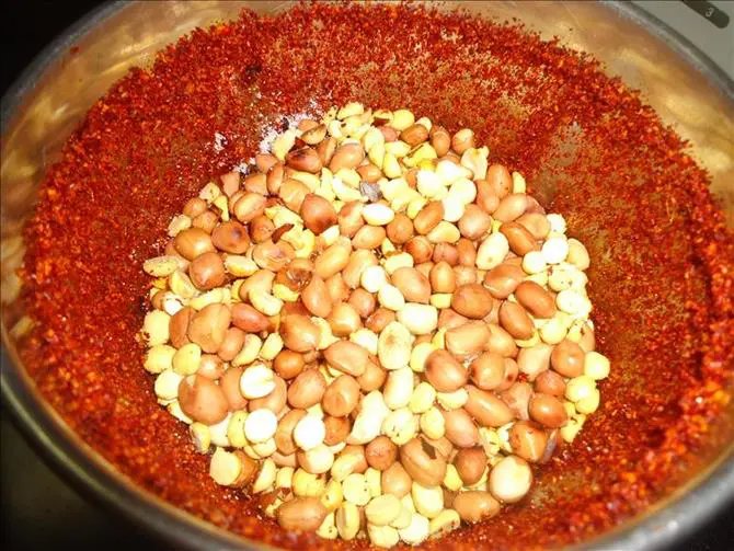 blending pappula podi in a jar to make peanut chutney powder