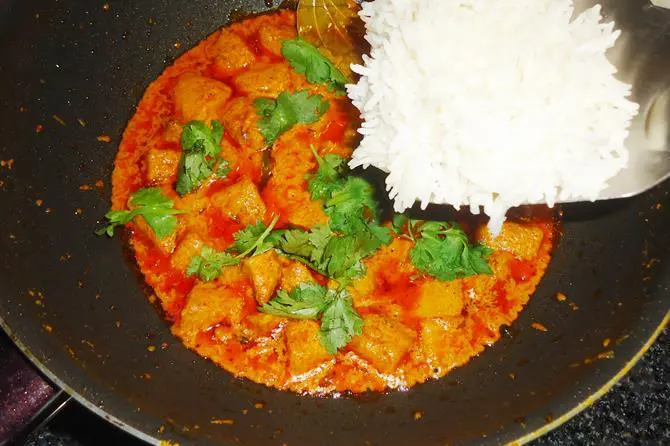 layering rice for dum aloo biryani