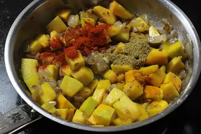 add spices to make sabzi