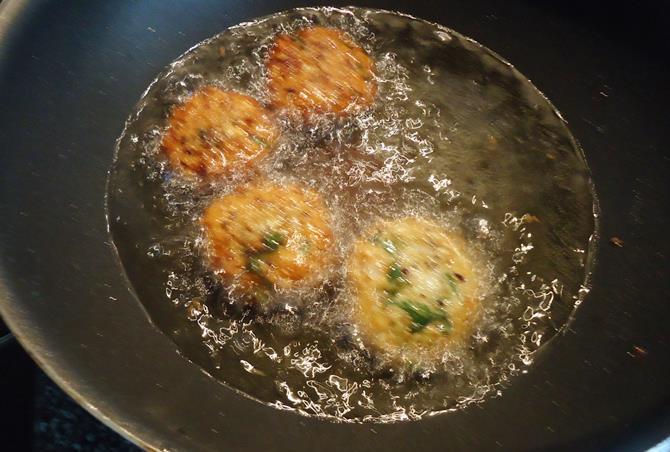 deep frying alasandalu vada