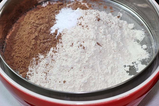 prepare the flours for eggless chocolate banana cake