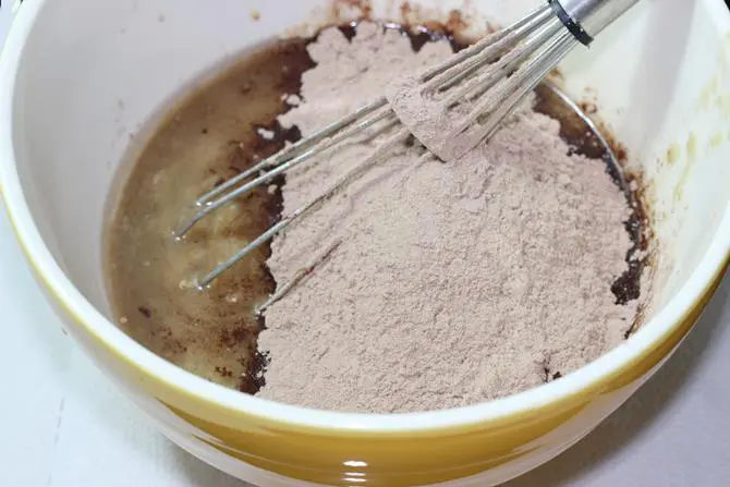 addition of flour to eggless chocolate banana cake