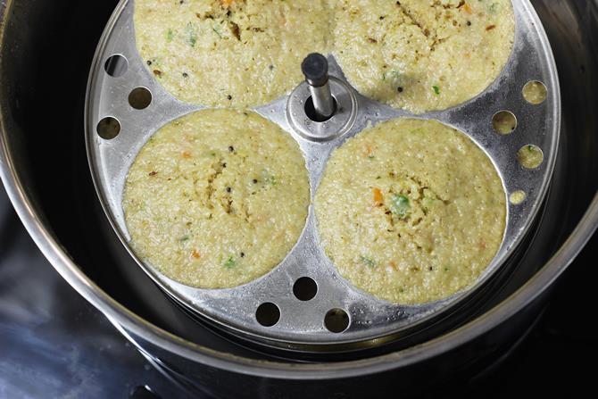 steamind oats idli in a pot