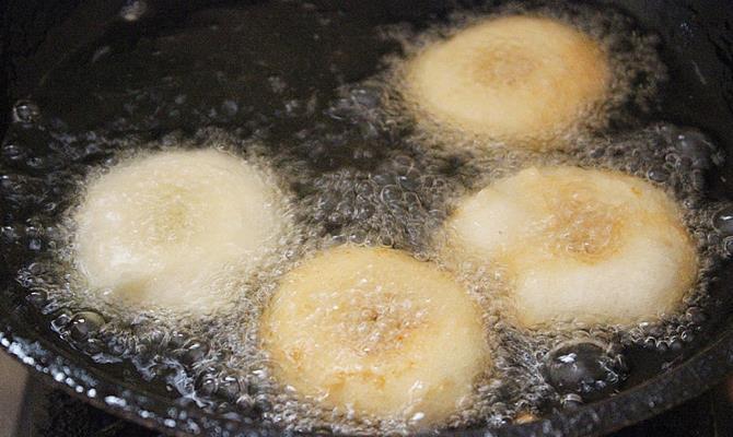 deep fry minapa garelu