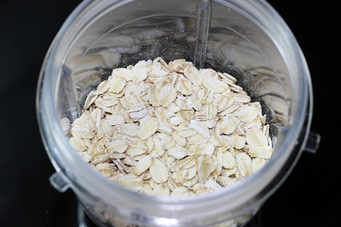 blending oatmeal to make oats dosa