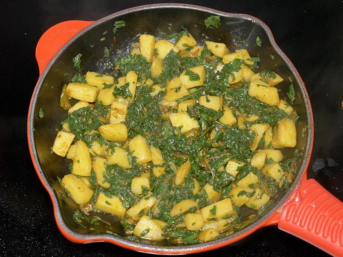 squeeze some lemon juice on aloo palak