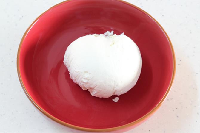 Chenna must be moist and non-sticky