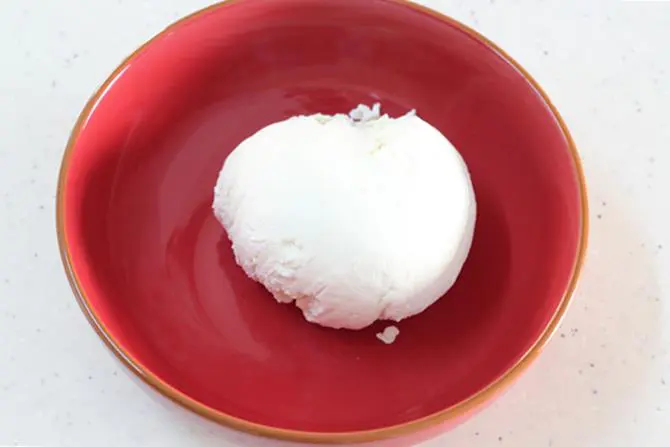 Chenna must be moist and non-sticky