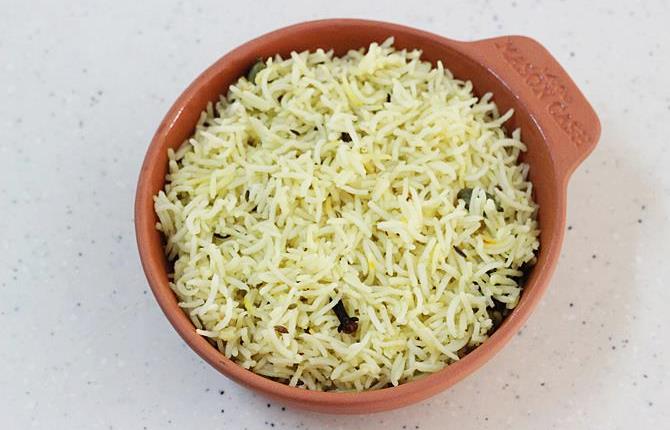 layer in a serving bowl with kashmiri pulao