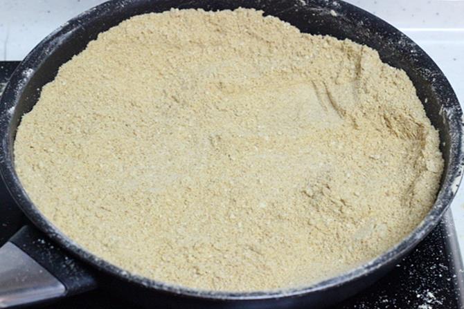 deep roasting flour to make mohanthal recipe