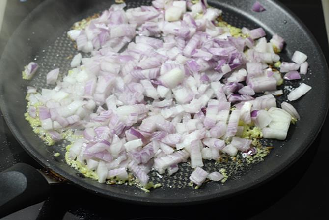 frying onions for tawa paneer