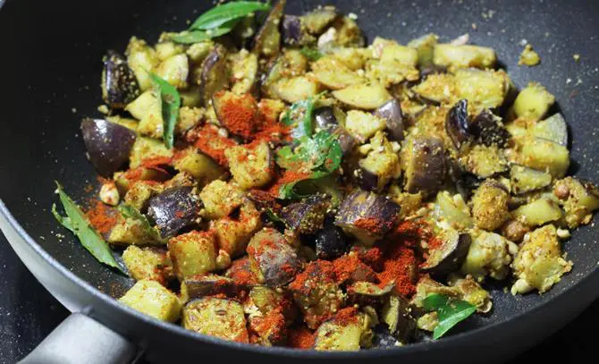 addition of spice powders for brinjal fry