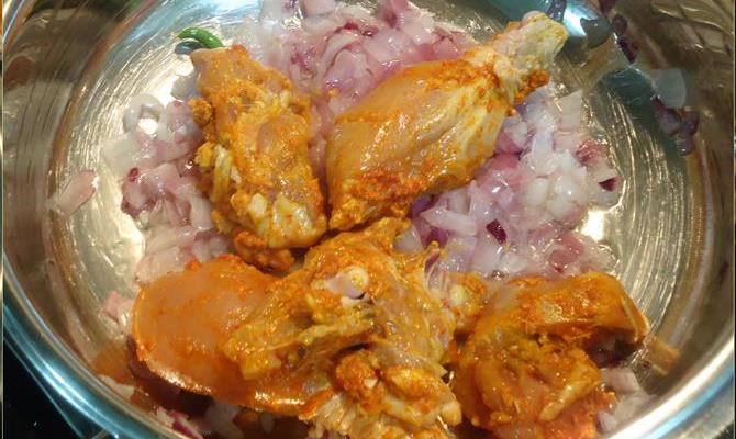 addition of marinade to pan for chettinad chicken