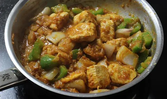 simmering curry to make chicken karahi recipe