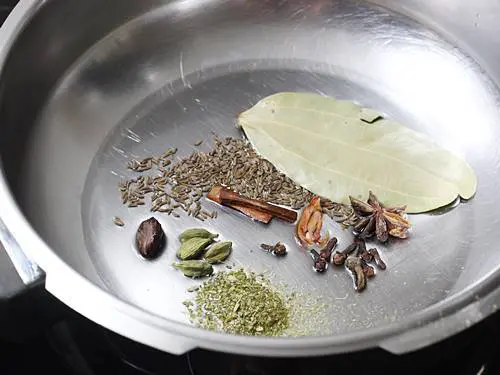 saute spices in oil for chicken pulao