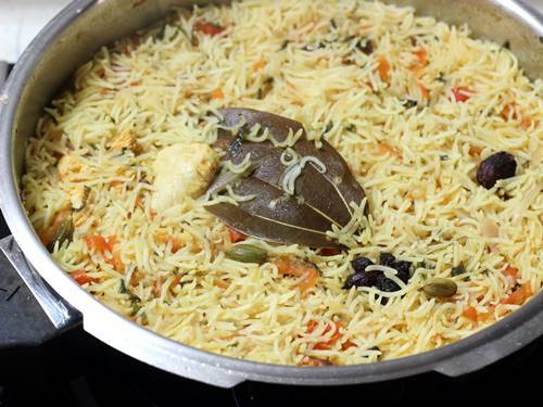 fluff up chicken pulao with fork