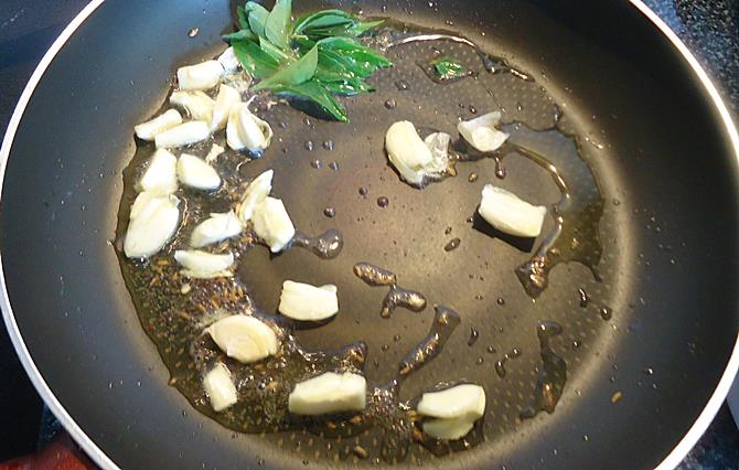 sauting garlic for egg fry