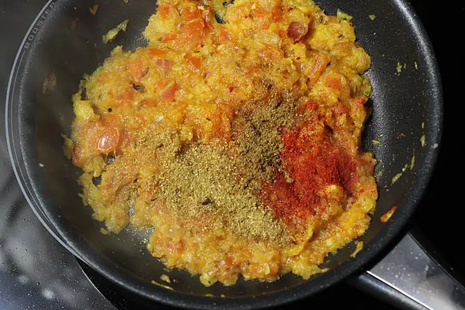 spice powders to make mixed vegetable curry