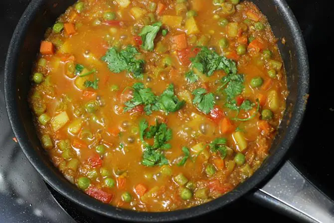 coriander leaves for mixed vegetable curry