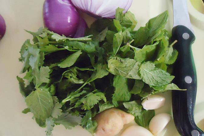 blend the ingredients for paste for soya chunks biryani recipe