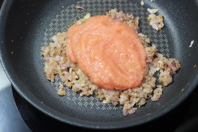 addition of tomato to make mushroom fry