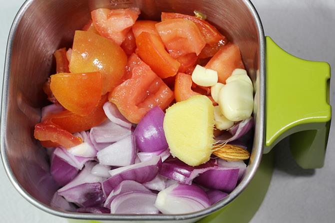 blending onion tomato for gobi masala recipe