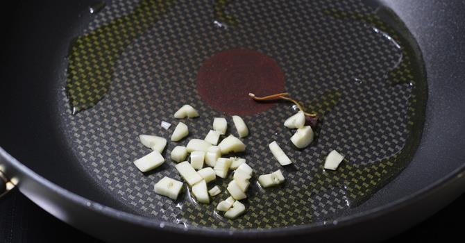 sauteing garlic mace in oil for paneer fried rice recipe