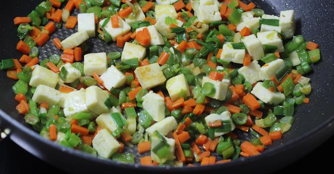 addition of vinegar and salt to make paneer fried rice recipe