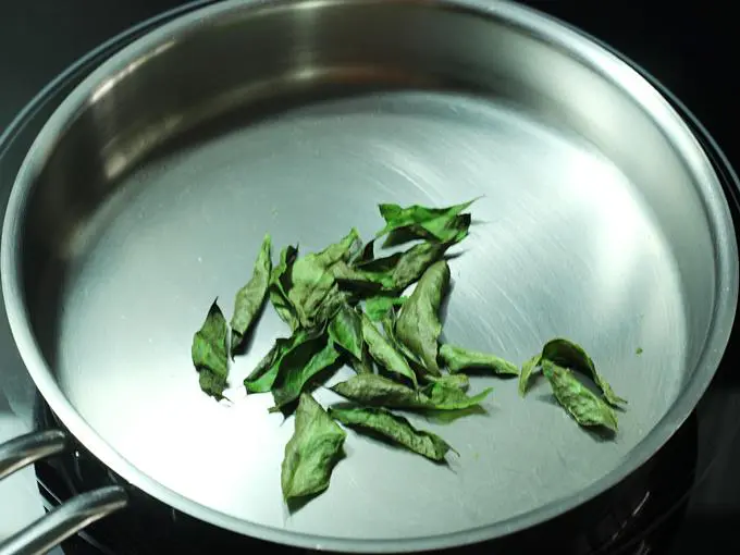 crisp fried curry leaves