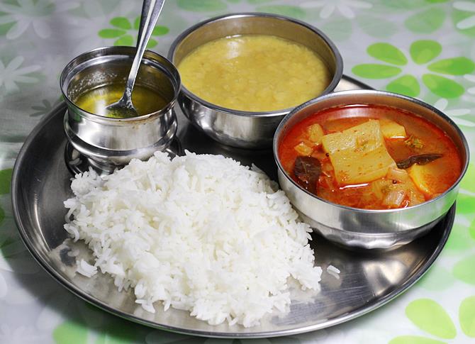 serve sorakaya pulusu with pappu