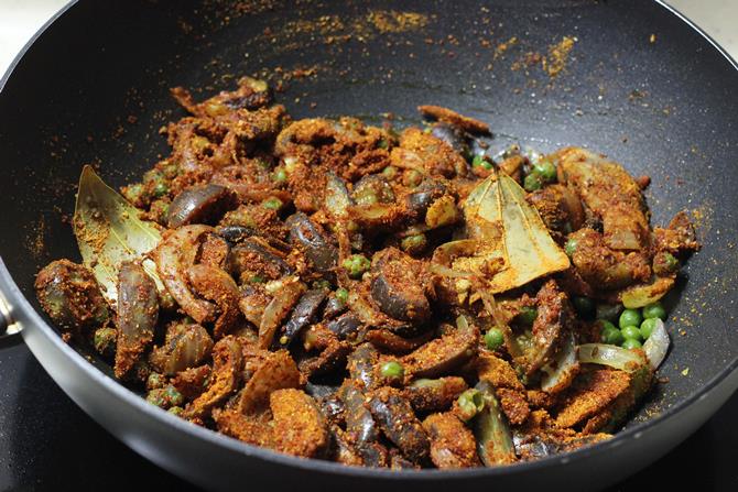 mixing masala in easy vangi bath recipe