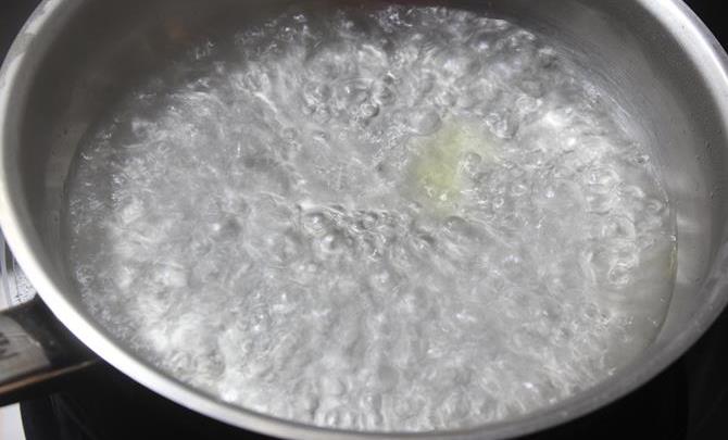 boiling water to make rice flour dough