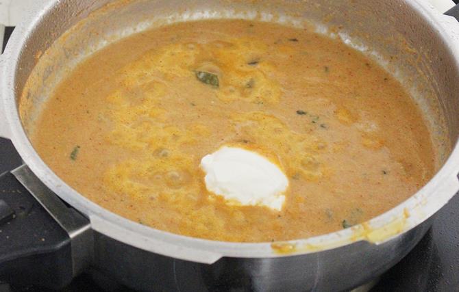 addition of yogurt to simmering gravy for sherva recipe