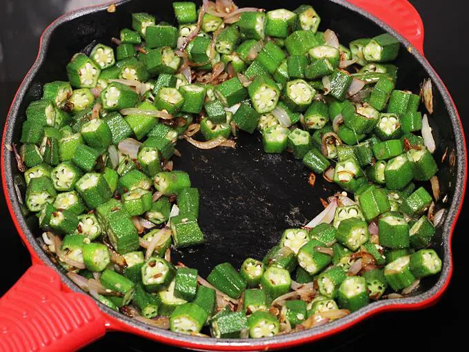 keep stirring to make ladies finger curry