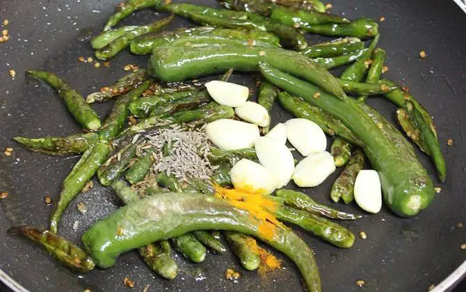 addition of garlic, cumin to pan