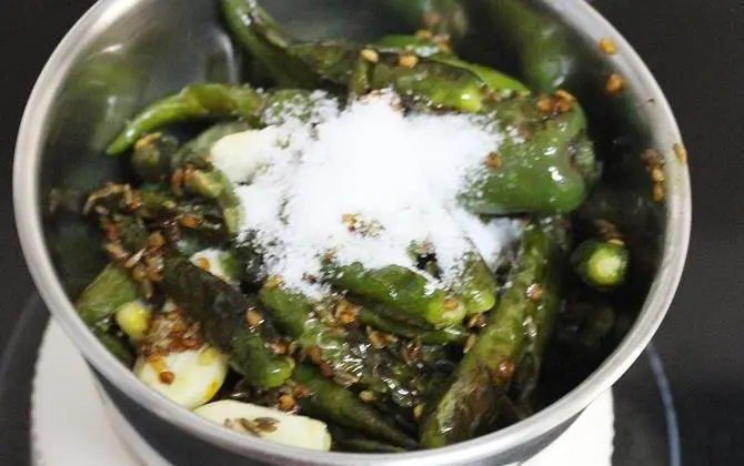 blending coarsely green chilli chutney in a blender jar