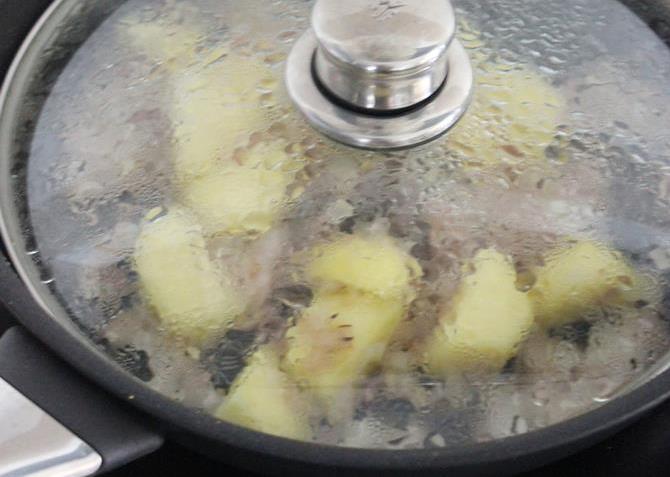 cooking potatoes in pot to make broccoli gravy curry recipe