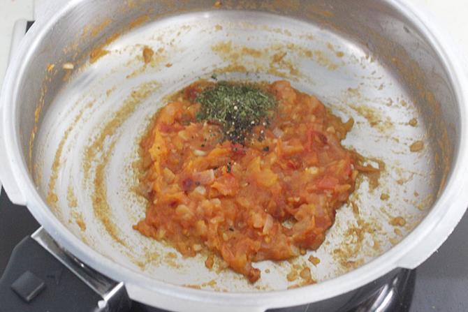 add herbs in pizza sauce recipe