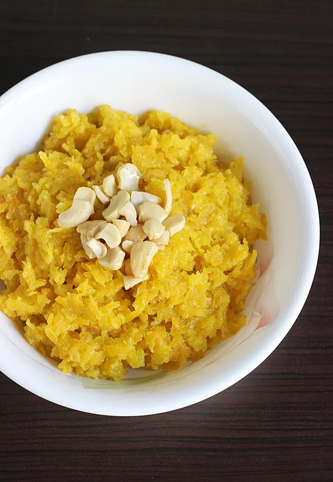 garnish kaddu ka halwa with nuts raisins