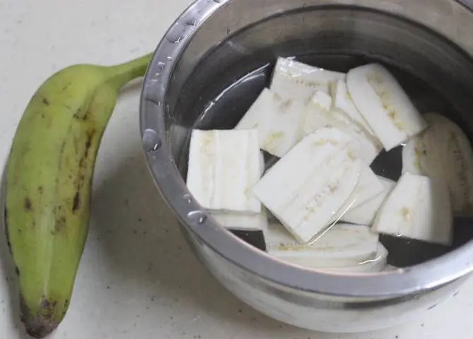 slice banana in water for making raw bajji recipe