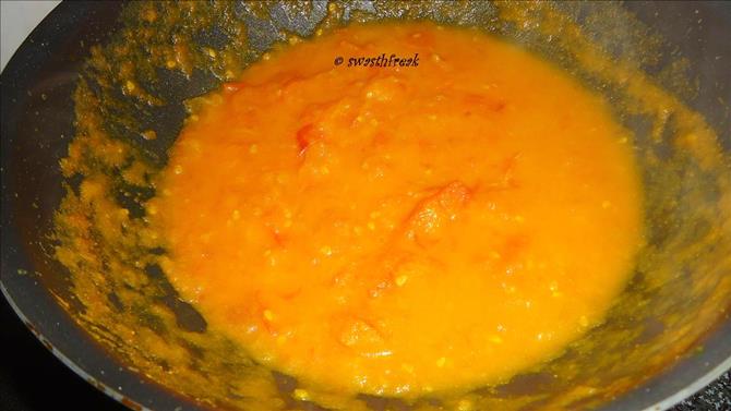 cooking tomatoes salt turmeric in oil to make tomato pickle