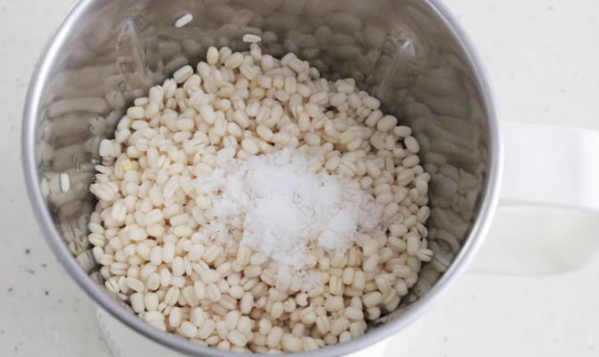 blending dal in blender to make medu vada recipe