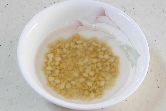 soaking dal to make steamed kudumulu recipe