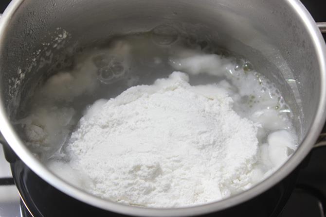 addition of flour to water to make kudumulu