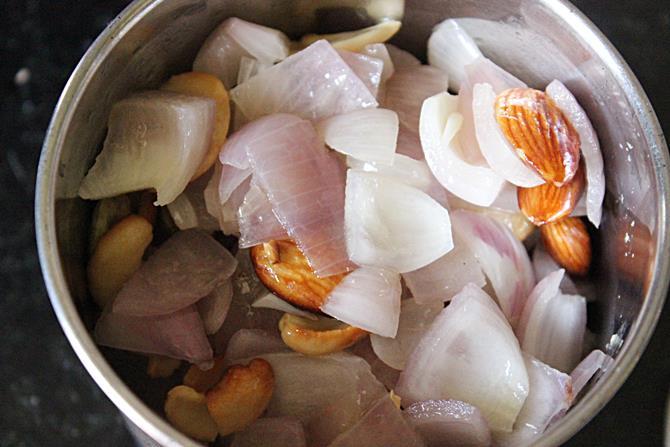 blending nuts for shahi paneer