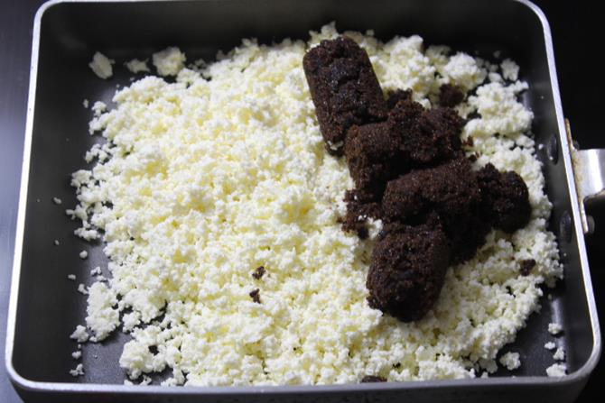 mixing paneer with cane sugar for chocolate sandesh